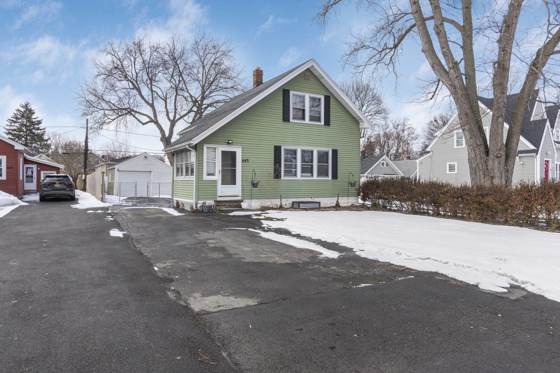 443 Crossfield Road, photo 2